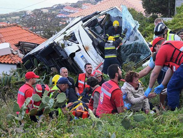 Bombeiros ajudam as vítimas de um acidente com um ônibus de turismo que caiu num despenhadeiro em Caniço, na ilha portuguesa de Madeira por RUI SILVA / AFP