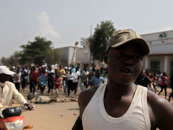 Centenas de pessoas protestam em Beni, na República Democrática do Congo, contra o adiamento das eleições gerais nesta área por causa do surto de Ebola e massacre de civis nesta área.  por ALEXIS HUGUET / AFP