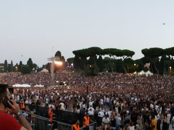 Cerca de 35 mil pessoas foram assistir ao show nas ruínas do Circus Maximus, região histórica da Itália por Foto: Laura Fernandes/CORREIO