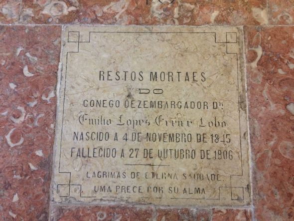 Chão da Catedral Basílica: uma lembrança aos mortos por Foto: Fernanda Lima/CORREIO
