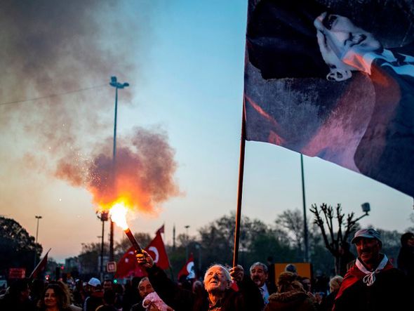 Comício dos apoiadores  de Mustafa Kemal Ataturk do partido CHP, o principal partido da oposição da Turquia, em Istambul. por AFP 