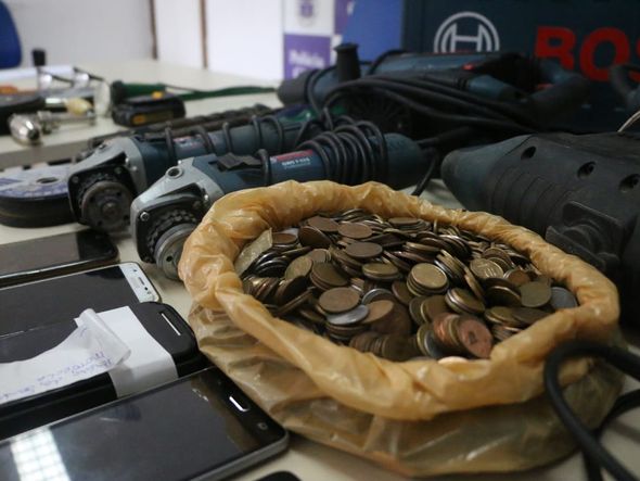 Equipamentos e dinheiro apreendidos com quadrilha por Foto: Alberto Maraux/SSP