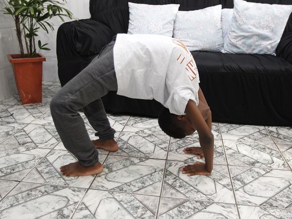 Garoto mostra flexibilidade na sala de casa por Arisson Marinho