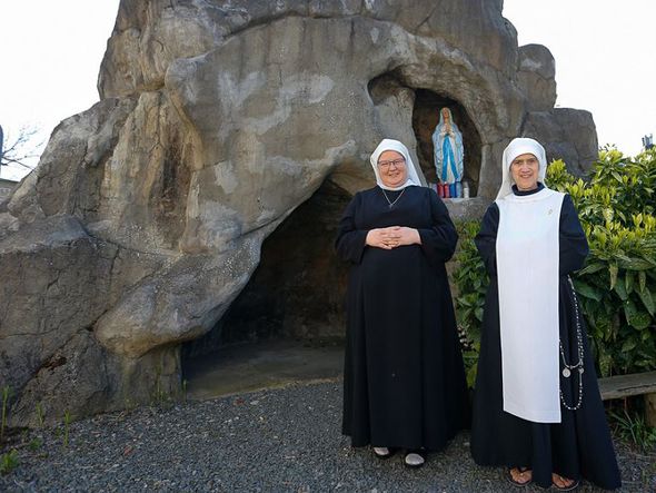 Irmã Marie-Madeleine (30) e a irmã Marie-Angela (60) do Monastério do Santo Sacramento em  Halle. O Vaticano quer fechar a irmandade que conta com apenas três freiras.  por NICOLAS MAETERLINCK / BELGA / AFP