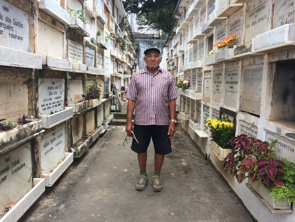 José Batista faz a síntese do Dia de Finados: “Visitar um cemitério é encarar a morte”.  por (Foto: Fernanda Lima)