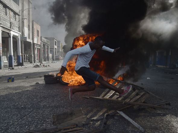 Manifestação nas ruas de Porto Príncipe exigindo a responsabilização de políticos por alegado desperdício de bilhões de dólares em transações da PetroCaribe, no Haiti.  por HECTOR RETAMAL / AFP