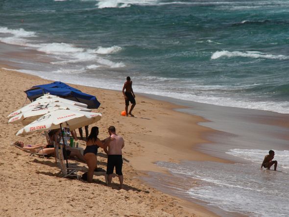 Na praia da Barra, poucas pessoas se arriscaram a entrar na água  por Foto: Evandro Veiga/CORREIO