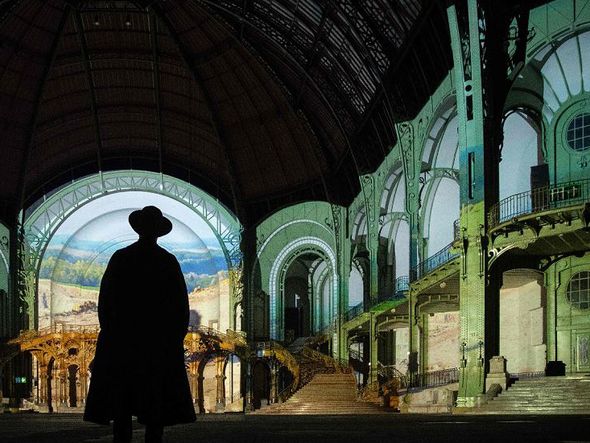O diretor alemão Wim Wenders observa a projeção de um dos seus filmes no Grand Palais em Paris, por JOEL SAGET / AFP