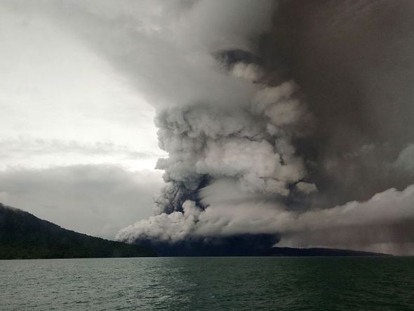 O vulcão Anak Krakatoa em erupção,visto a partir do estreito de Sunda, na Indonésia. por AFP  