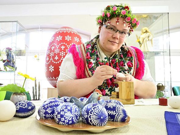Ovos de páscoa artesanais no centro cultural da aldeia de Schleife. por TOBIAS SCHWARZ / AFP