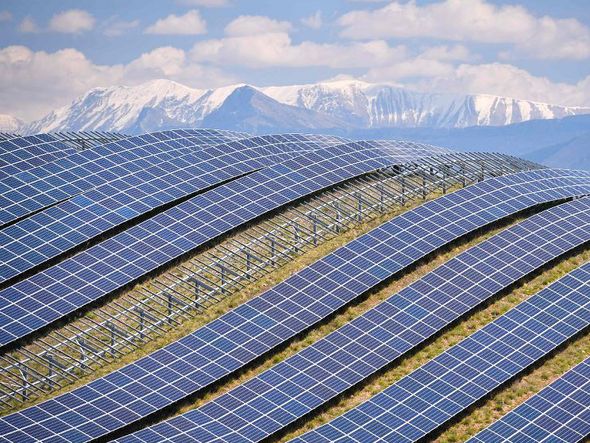 Painéis solares fotovoltáicos na usina de La Colle des Mees, nos  Alpes de Haute Provence, sudeste da França. 112.000 painéis solares cobrem uma área de 200 hectares, com uma capacidade total de 100MW. por  GERARD JULIEN / AFP