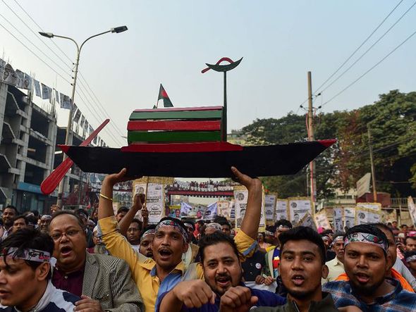 Partidários da Liga Awami de Bangladesh participam de um comício antes das eleições gerais, em Dhaka. por MUNIR UZ ZAMAN / AFP  