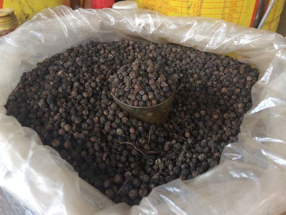 Pimenta-do-reino é vendida em porções nas feiras livres de Salvador. Cerca de 100 gramas custam R$ 1 por Georgina Maynart