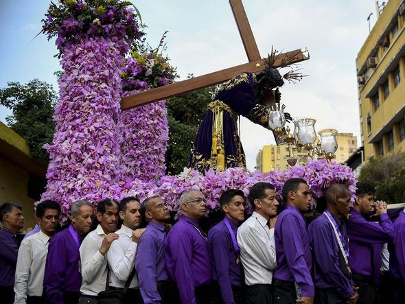 Procissão do Nazareno de San Pablo em Caracas. por YURI CORTEZ / AFP