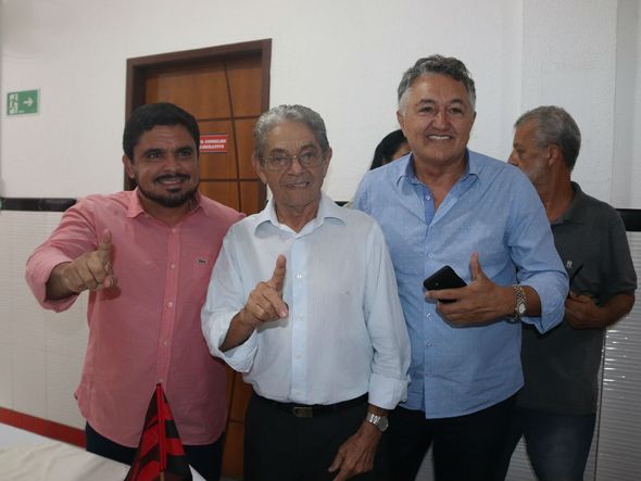 Raimundo Viana (centro) ao lado do vice Marcus Sarmento e de Djalma Abreu por Maurícia da Matta / EC Vitória