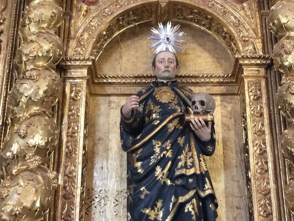 São Francisco de Borja segura, em altar colateral da Catedral Basílica, uma caveira sobre um livro por Foto: Fernanda Lima/CORREIO