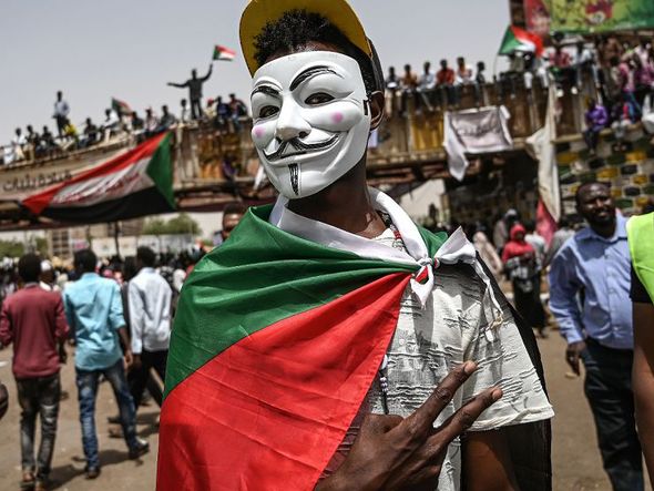 Sudaneses comemoram na capital, Khartoum.   por OZAN KOSE / AFP