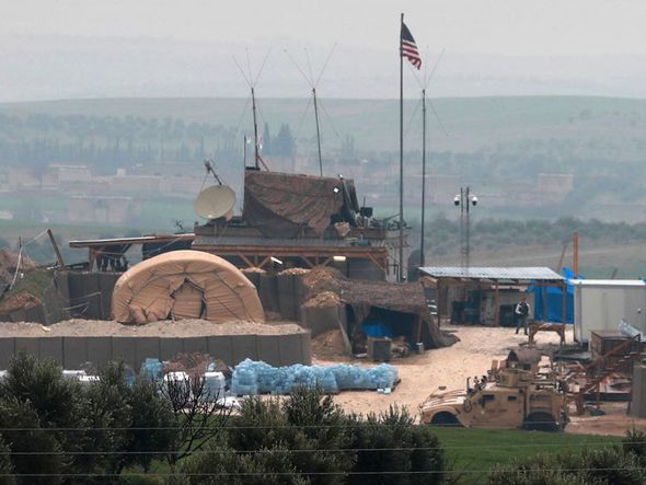 Veículos e estruturas das forças de coalizão apoiadas pelos EUA são vistas nos arredores da  cidade síria de Manbij onde grupos armados pro-turcos reforçaram a presença. Ancara ameaça uma nova ofensiva contra as forças curdas.  por DELIL SOULEIMAN/AFP  