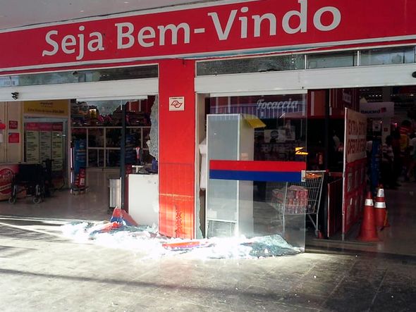 Vidros da entrada do supermercado ficaram estilhaçados por Foto: Almiro Lopes/CORREIO