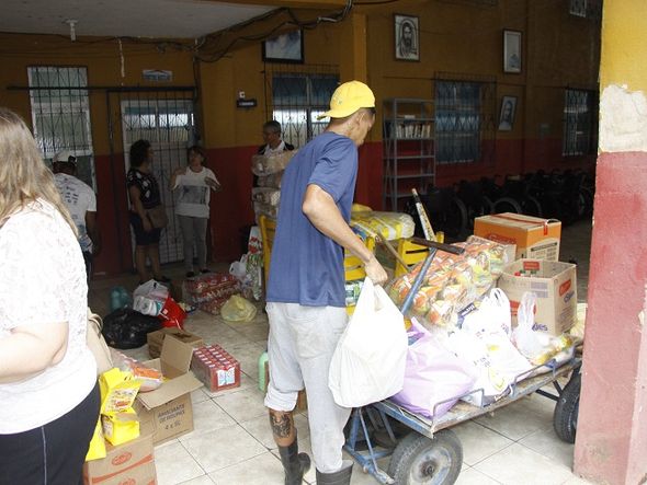 Voluntários tentam ajudar moradores do asilo por Almiro Lopes/CORREIO