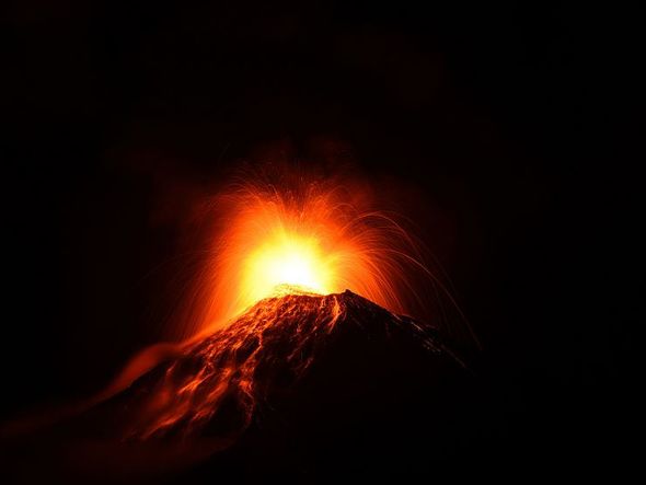 Vulcão Fuego em erupção visto de Alotenango, um município no departamento de Sacatepequez, 65 km a sudoeste da cidade de Guatemala. por JOHAN ORDONEZ / AFP