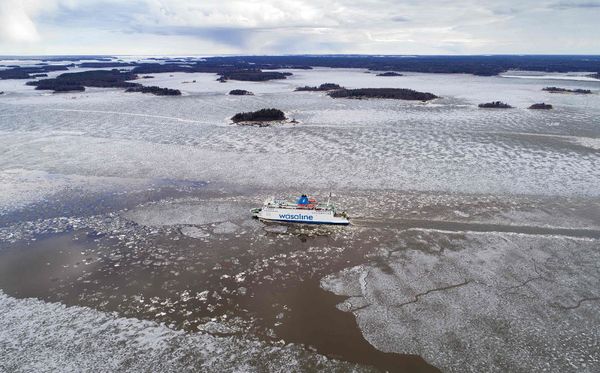 A primavera chega a Finlândia e o mar do arquipélago de Merenkurkku, no Golfo de Bothnia, fronteira da Suécia, começa a descongelar. por OLIVIER MORIN/AFP