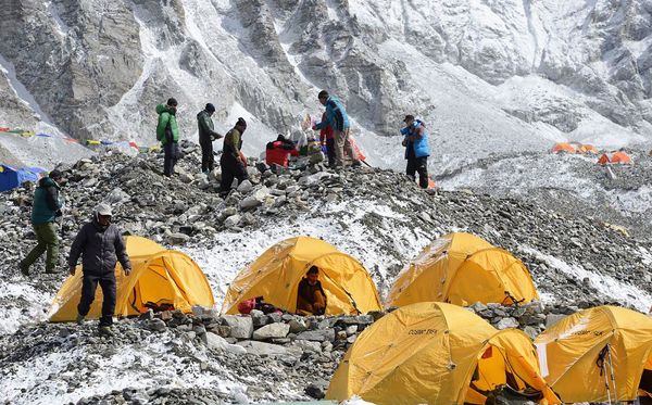 Acampamento base para os alpinistas que subirão o Monte Evereste, em Kathmandu, no Nepal.  por PRAKASH MATHEMA/AFP