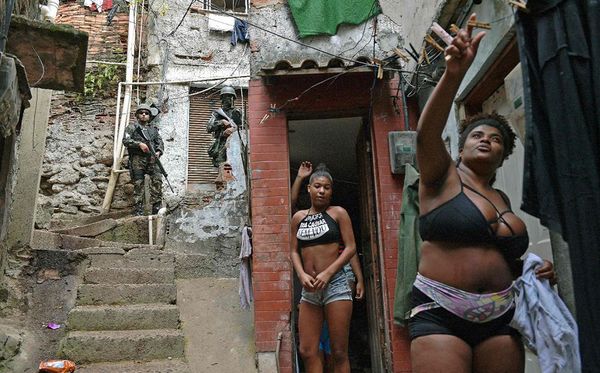 Ação militar na favela da rocinha no Rio de Janeiro.  por Carl de Souza/AFP 