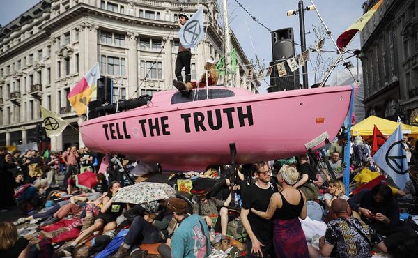 Ativistas da mudança climática ocupam Oxford Circus e travam a principal área comercial do centro de Londres, no quarto dia de protestos. por ISABEL INFANTES / AFP
