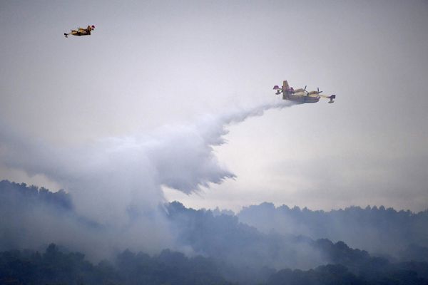 Aviões combatem incêndio na região de  Montpellier, França, que consumiu 300 hectares de floresta. por Pascal Guyot/ AFP