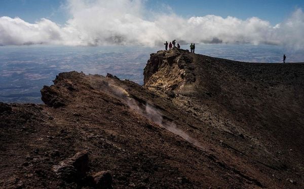 Caminhantes no vulcão do Monte Etna, na ilha italiana da Sícilia.  por Guillaume Baptiste/AFP 
