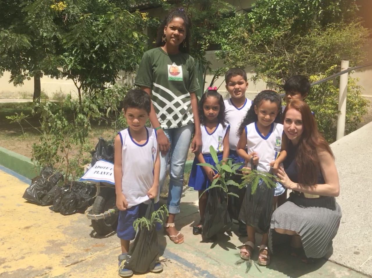 Crianças de creches de Teofilândia aprenderam sobre cuidados com meio ambiente e adotaram plantas(Foto: Divulgação)