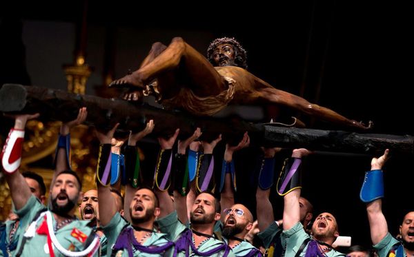 “Cristo de Mena” procissão da Semana Santa em Malaga, onde legionários carregam o crucifixo retratando o Cristo da Boa Morte por JORGE GUERRERO/AFP