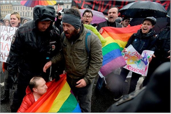 Desfile LGBT no dia do trabalho em São Peterburgo, União Soviética. por OLGA MALTSEVA/AFP