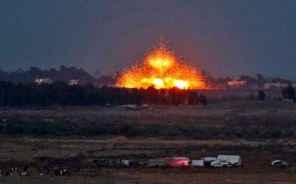 Explosões causadas por bombardeios aéreos na colina de Tal Saki em Golán anexada por Israel.