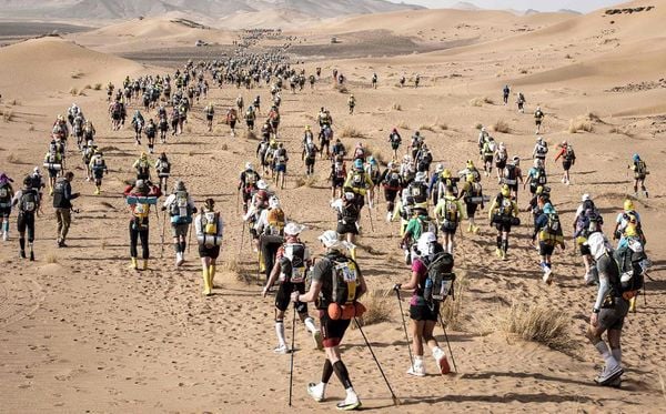 Travessia é feita mesmo diante dos riscos impostos por grupos armados e pelas condições extremas do deserto.  por JEAN-PHILIPPE KSIAZEK/AFP