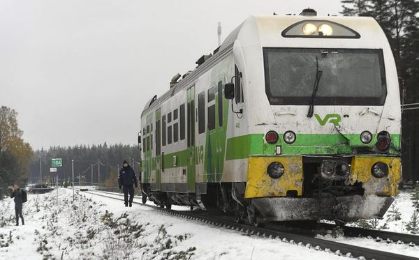 Ferrovia onde um trem se chocou com um caminhão military levando 04 pessoas à morte , próximo a Raseborg, Finlândia. por Lehtikuva / Markku Ulander / AFP 