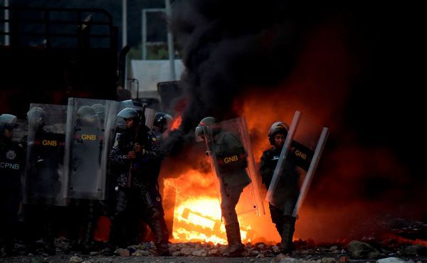 Forças de segurança venezuelana em confronto com os partidários do líder da oposição Juan Guaido na ponte Internacional Francisco de Paula Santander, na fronteira com a Colômbia. por RAUL ARBOLEDA / AFP