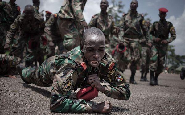 Formatura dos novos recrutas das forças armadas da África Central (FACA) em Berengo. por FLORENT VERGNES/AFP