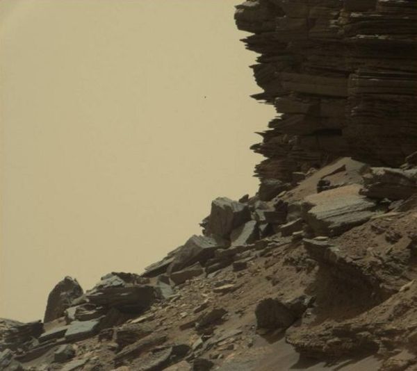 Foto da superfície e do solo de Marte tirada da câmera de mastro (Mastcam) do robô Curiosity  por  Foto: Curiosity Mastcam/NASA