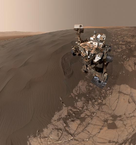 Imagem mostra o robô Curiosity explorando o solo marciano por  Foto: NASA