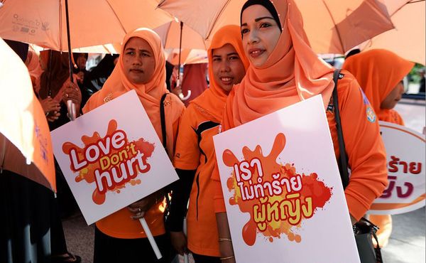 Manifestação contra a violência sobre mulheres e crianças, em Narathiwat. por MADAREE TOHLALA / AFP