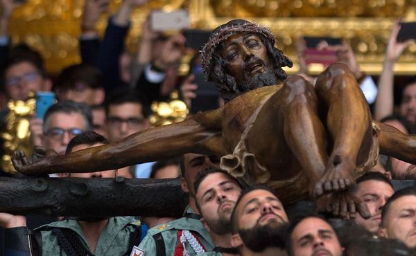Membros da Legião Espanhola carregam uma estátua representando "El Cristo de la Buena Muerte" (o Cristo da boa morte) na Igreja de Santo Domingo de Guzman durante a procissão da semana Santa do 'Cristo de Mena' em Málaga, no sul da Espanha por JORGE GUERRERO / AFP