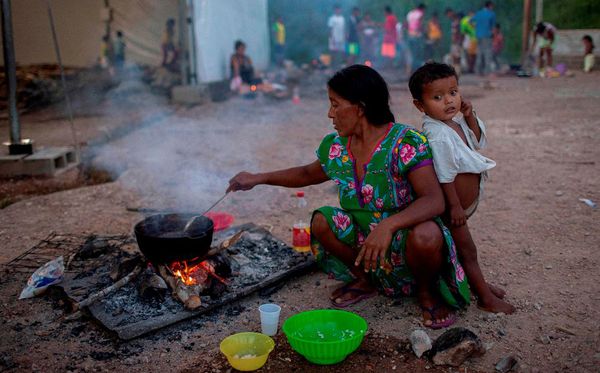 Membros da tribo Warao, segundo-maior grupo indígena da Venezuela, no abrigo de Janokoida, na cidade de Pacaraima, estado de Roraima, Brasil. por MAURO PIMENTEL / AFP