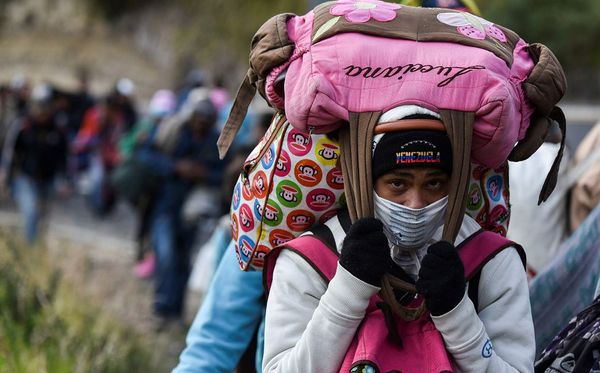 Migrante venezuelana indo para o Peru ao longo da rodovia Panamericana em Tulcan, Equador, após a travessia da Colômbia. por LUIS ROBAYO / AFP