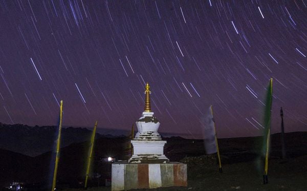 Monumento budista, que representa a mente de todos os seres iluminados – Budas é visto à noite perto do Mosteiro de Tnagyud Gompa no Komik , 5.500 metros acima do nível do mar no Himalaia, na Índia.  por XAVIER GALIANA /AFP