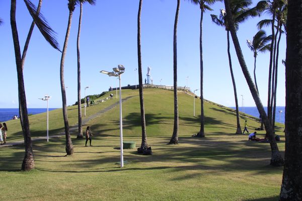 Morro do Cristo proporciona uma vista linda para o Farol da Barra