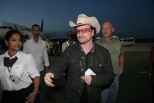 No Carnaval de 2006, o irlandês Bono veio experimentar a folia no Camarote Expresso 2222, de Gilberto Gil por Arquivo/CORREIO