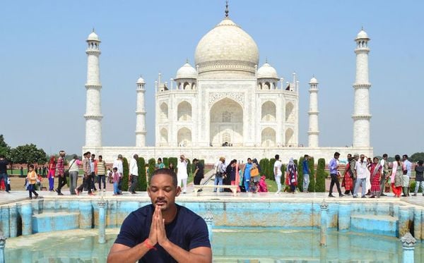 O ator norte-americanop Will Smith visita o Taj Mahal em Agra. por PAWAN SHAMA/AFP