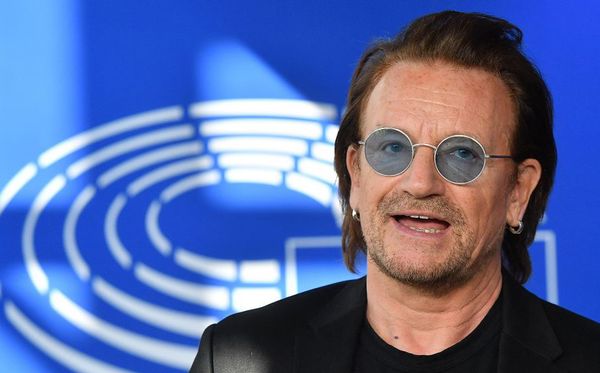 O vocalista da banda irlandesa U2, Bono Vox, da banda U2 por EMMANUEL DUNAND / AFP
